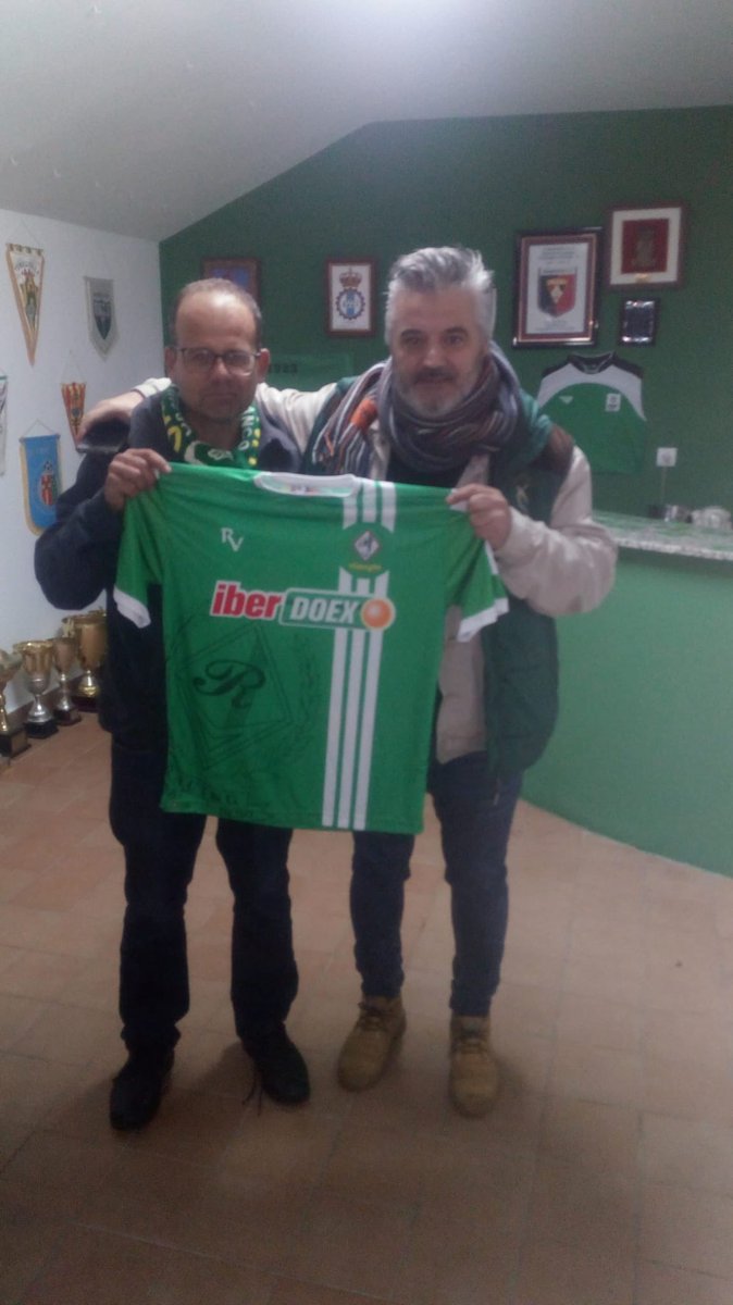 RacingValverde's tweet photo. En la visita del equipo el pasado sábado al @MORALO_CP hacemos entrega de nuestra camiseta y nos unimos al reto de @Ercaly ! Donde esperamos ayudar a la causa y a los niños de @aratea_org !! https://t.co/svqXFkHSOC