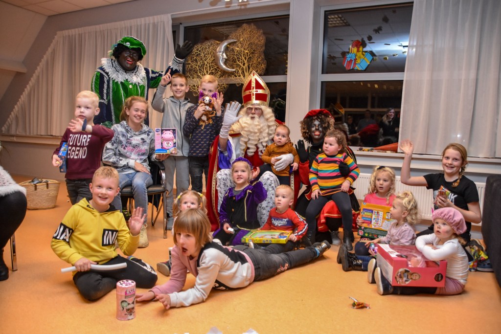 Sinterklaas brengt bezoek aan brandweer Wagenborgen..