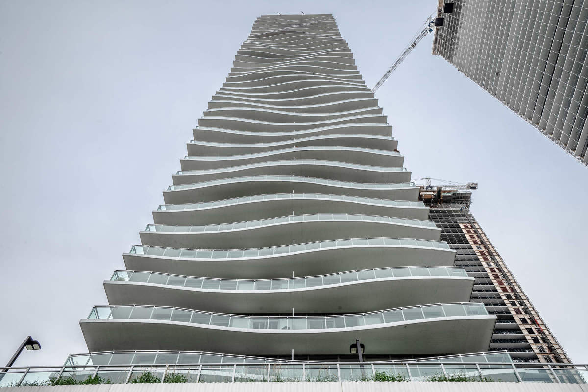GTAhomes's tweet photo. Check this out! Welcome to Jade waterfront condos! This stunning corner unit with an amazing lake view from the very room has a wrap around balcony with views of lake and downtown skyline. The 9 ft ceilings throughout and floor to .. https://t.co/NfgSFru2GC https://t.co/aJGaR7e2bP