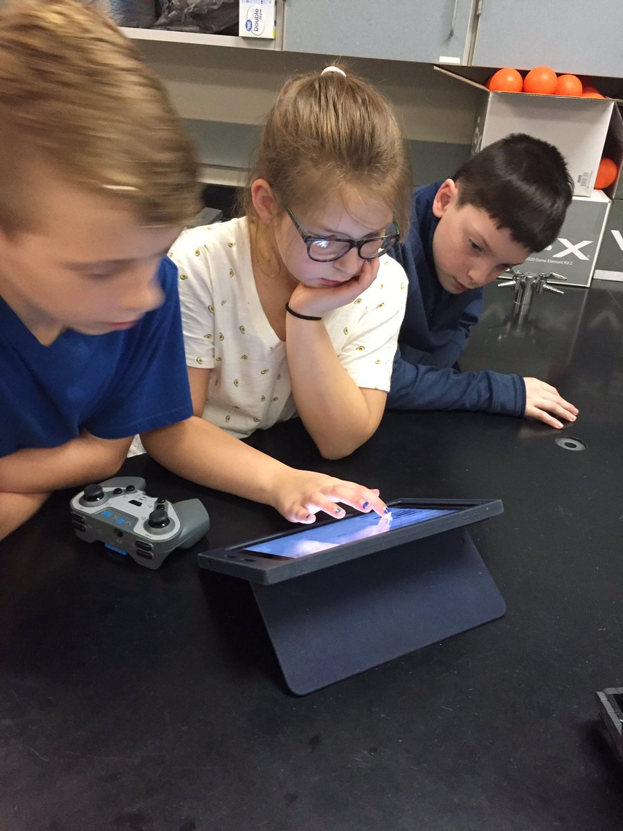 So proud of our team as they collaborate to improve their programming! #Proud2bMIS <a href="/miscougarbots/">miscougarbots</a>