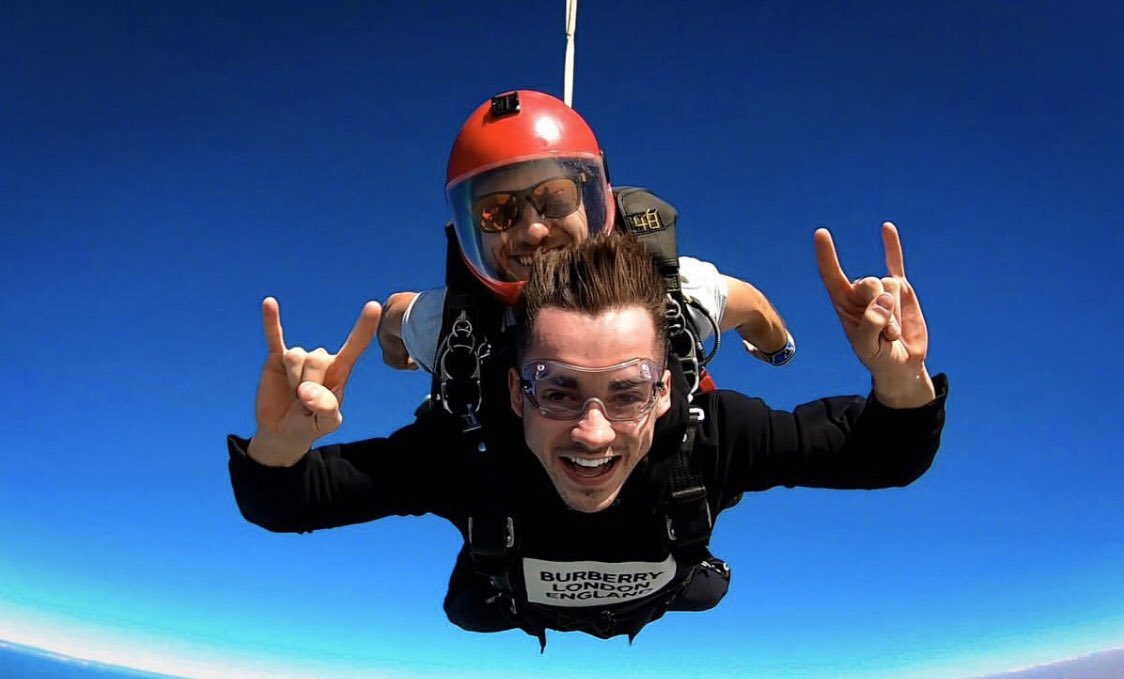 ScuderiaFansF1's tweet photo. Charles Leclerc and Giuliano Alesi - Skydiving experience in Abu Dhabi 😊😀🤗

#ScuderiaFans #ForzaFerrari #essereFerrari 🔴 https://t.co/zzZNcHWPwg
