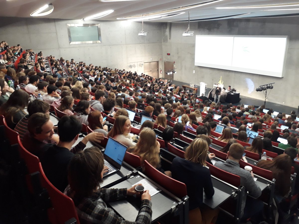 500 juryleden vandaag. Eerstejaarsstudenten rechten en laatstejaarsstudenten criminologie. Proces van de cannabisplant, slotpleidooi door de bekende strafpleiter Walter Damen. #pleidooivoordecannabisplant #ugent #onderwijsinnovatie #durfdenken #smartondrugs