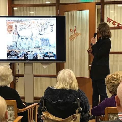 Kunsthistorica Diana Kostman, vertelde de bewoners van Amaris De Veste alles over het Sinterklaasfeest en het Kerstfeest als onderwerp in de kunst. Uiteraard kwam het beroemde schilderij van Jan steen uitgebreid aan bod. #ouderzorg #december #kunst #werkenbijamaris