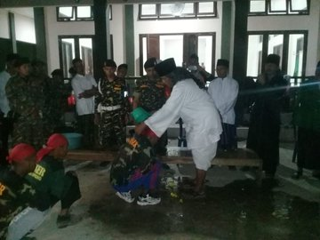 Gus Muwafiq pernah bertutur; “Besok yg masuk surga duluan itu banser, soalnya ngecek kondisinya sudah aman atau belum. Kalau banser sudah memastikan aman, baru poro kyai bisa masuk” 😍

#KamiBersamaGusMuwafiq