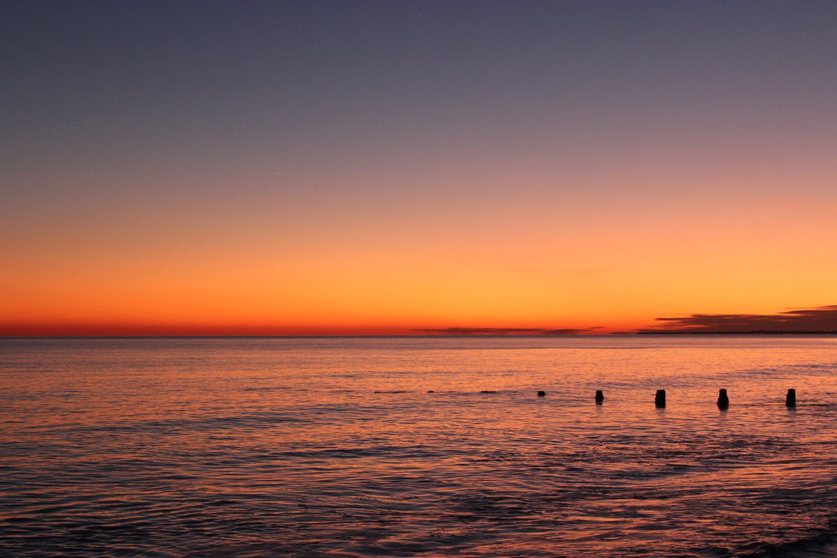 Eventsbognor's tweet photo. #redsky #sunsets from #bognor @sussexbythesea1 @CoastalWestSx @coastmag @CoolSussex #MondayMotivation @weatherwyou @SDownsWeather @BBCWthrWatchers #nofilterneeded  @SpiritFMSussex @itvmeridian @BBCSussex @met https://t.co/rc5SmDwJC7