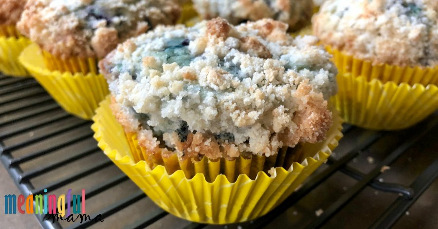 Homemade Blueberry Muffins with a Crumb Topping lttr.ai/Kvgt #Breakfast #Blueberry #Blueberrymuffinrecipe