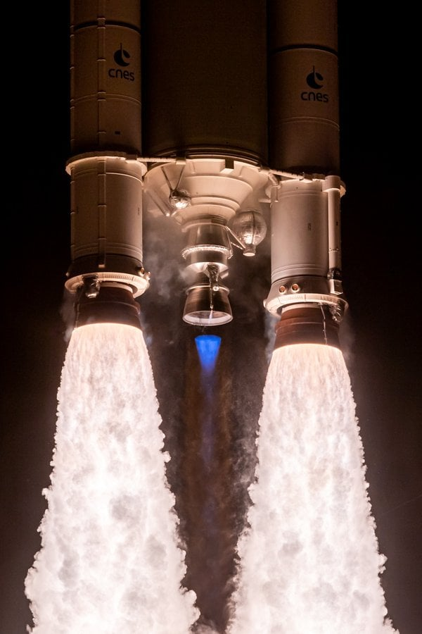 ObsDesEtoiles's tweet photo. Le magnifique 250ème vol d'Ariane, capturé avec magie par @TrevorMahlmann & @johnkrausphotos😍🚀 #Flight250 #Ariane5 https://t.co/wtyoCKzUkj