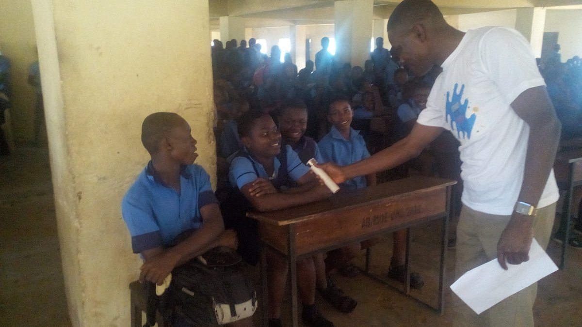 Blissnwazue's tweet image. #WeekForTruth, I was at Ibeku High School where I spoke to the students on #FactChecking and #CriticalThinking, a nationwide campaign aimed at inculcating in Nigerian students the ability to sieve the facts from every information to dispel fake news. @dubawaNG @ptcij