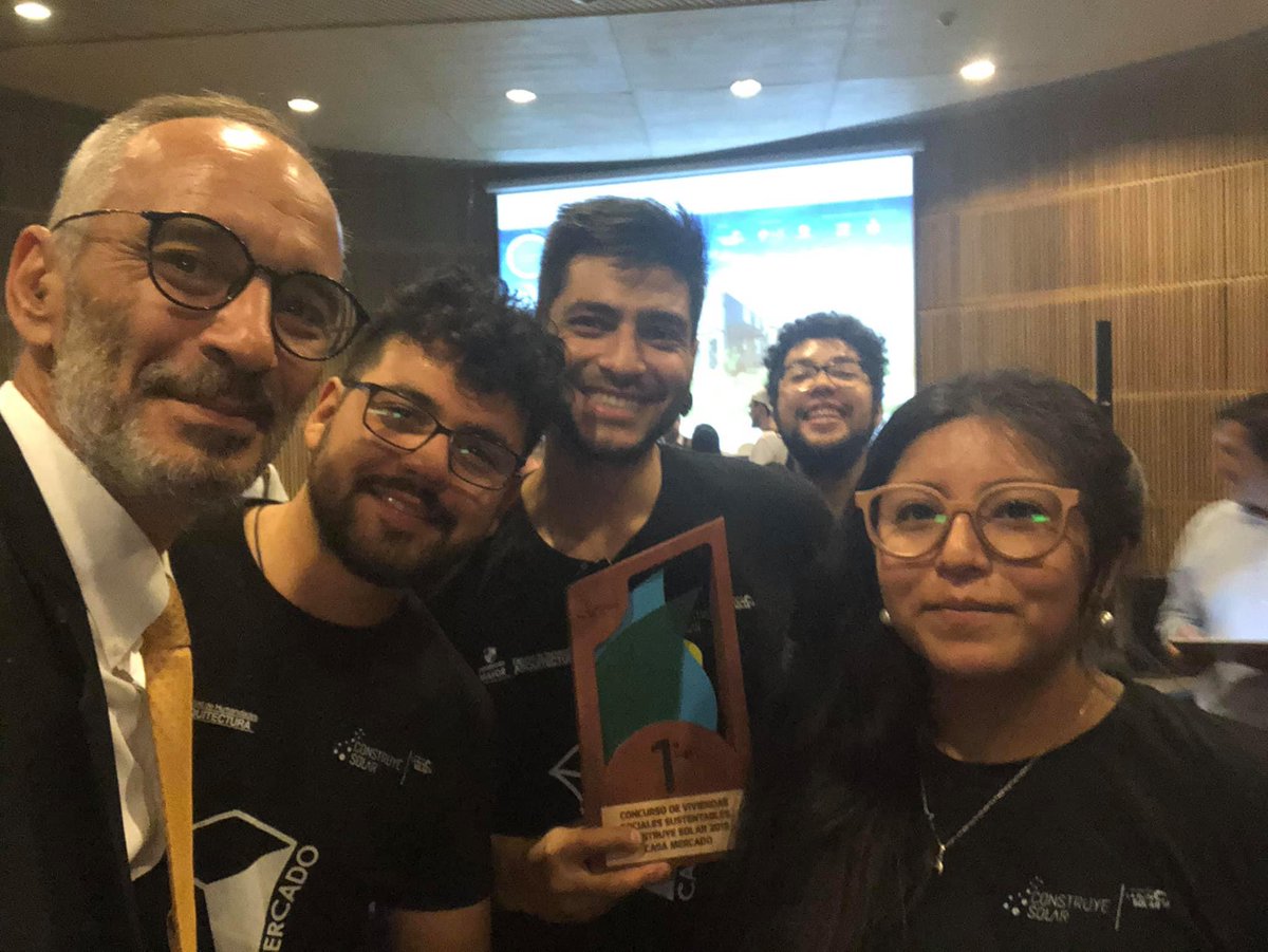 Alexis_Lopez_T's tweet photo. Esta mañana, en la conducción de la ceremonia de premiación de Construye Solar 2019, y junto al tremendo equipo de la Universidad Mayor de Temuco, que obtuvo el muy merecido primer lugar con su “Casa Mercado”, que era mi favorita.
#ConstruyeSolar #LaRutaSolar #EnergíaAlterna https://t.co/LItIVowrAR