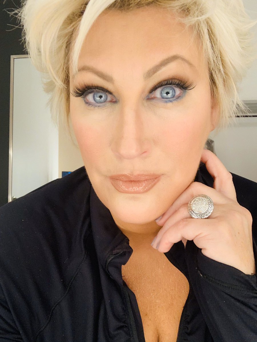 KimGravel's tweet photo. Filming #bellebeauty videos then doing a little #addtocart #cybermonday Christmas 🎄 shopping. Have you started #Christmas #shopping yet? mondayfunday #bbkg #bellebykimgravel https://t.co/34vWsSKE5P