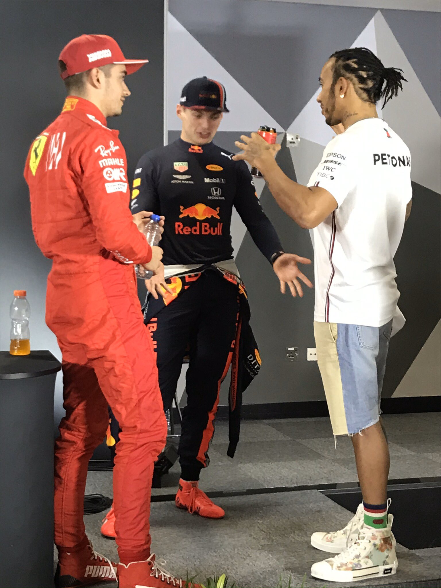 EKzKg5kW4AI2Lhg?format=jpg&name=4096x409