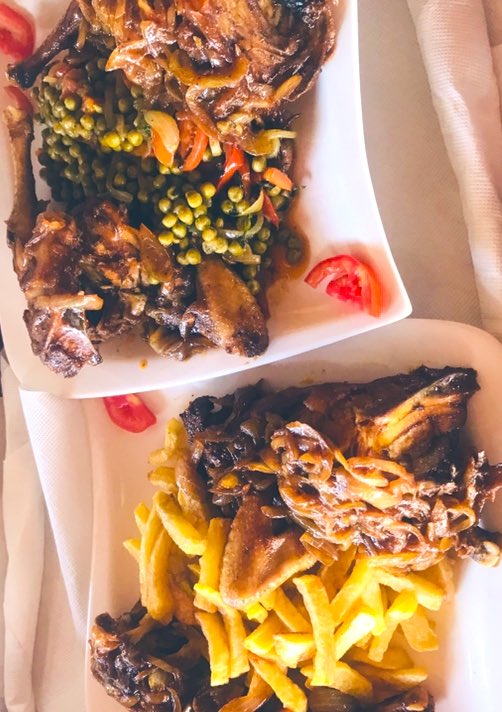 ComplexeKobada's tweet photo. Une petite faim ? Venez essayer notre poulet 🍗, braisé ou sauté , il embellira votre journée à coup sûr 😋  en accompagnement :  frites 🍟, Alloco, attieke ( au choix )  bon appétit 😋 @ComplexeKobada https://t.co/IpZl0UOLmi