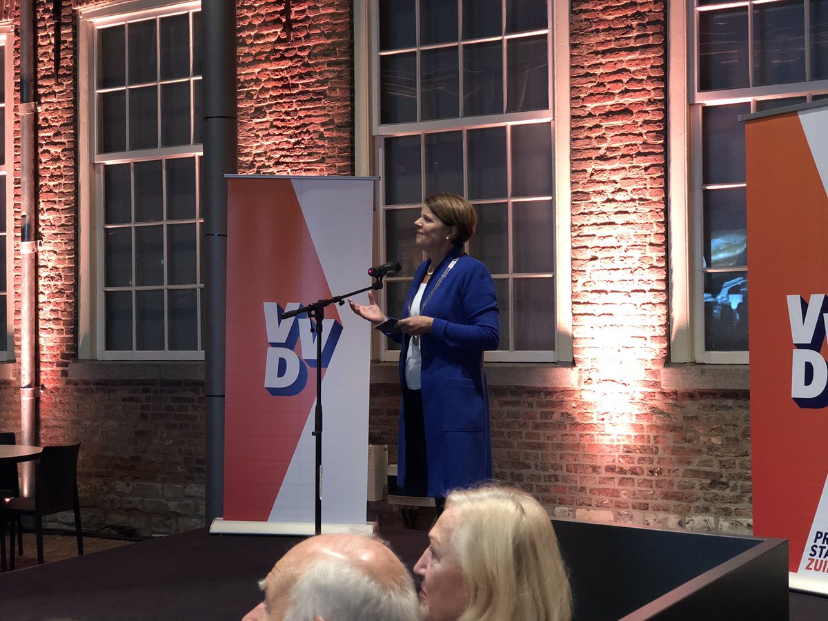 VVDDelft's tweet image. Vanavond worden de leden van @vvdzuidholland welkom geheten door burgemeester @VanBijsterveldt in @HetPrinsenhof bij het traditionele stamppottenbuffet: “Dank voor alle inzet van de VVD”