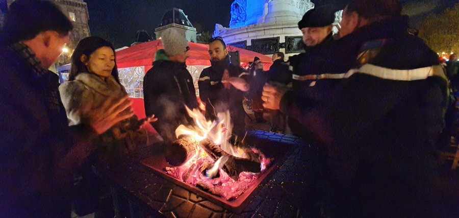 «Village des soldats du feu»  Des pompiers occupent la Place de la République à Paris EKzNdAJX0AIR2tR?format=jpg&name=900x900