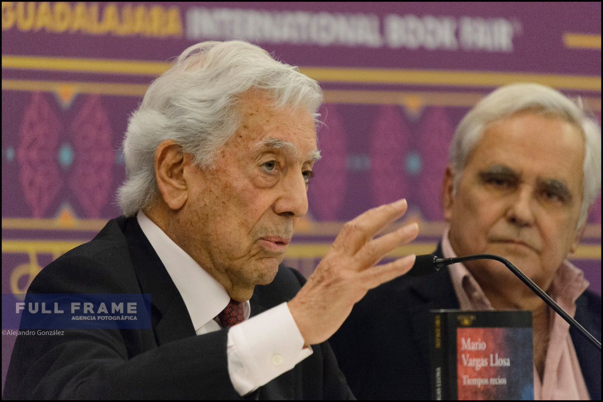 ag_frame's tweet photo. 2-Diciembre-2019 Guadalajara, Jalisco.- @VargasLlosaM presentó su libro “Tiempos recios” en la @FILGuadalajara. Novela que aborda una problemática actual como son las #FakeNews y la manipulación mediática. Dicha obra está ambientada en la Guatemala de 1954 foto @Alejandro_foto https://t.co/bdFN9unTHk