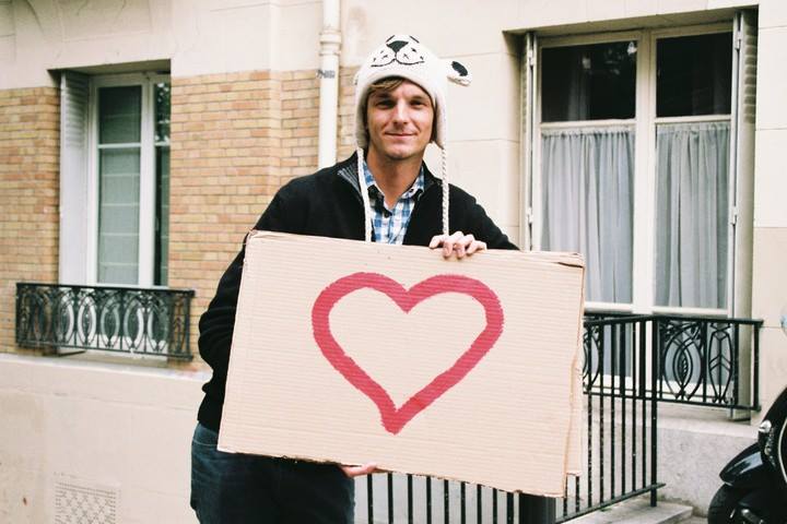 C’est le coeur lourd que nous vous annonçons la disparition de Grégoire Hussenot, créateur du mouvement Vous êtes Super, une démarche à son image, humaine, drôle et tournée vers les autres.
Grégoire est parti mais son message reste : Vous êtes Super <3