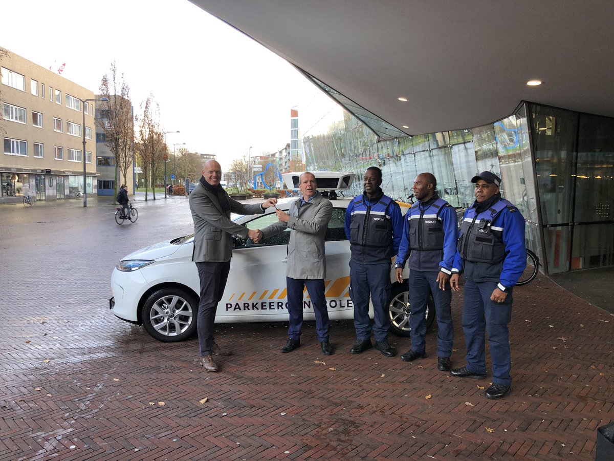 rodejo21's tweet photo. Vanochtend nam @schotanus01 de scanauto in ontvangst. Een grote stap in de wijze van handhaven op betaald parkeren in Alphen ad Rijn. https://t.co/tYq0Q1MZVl