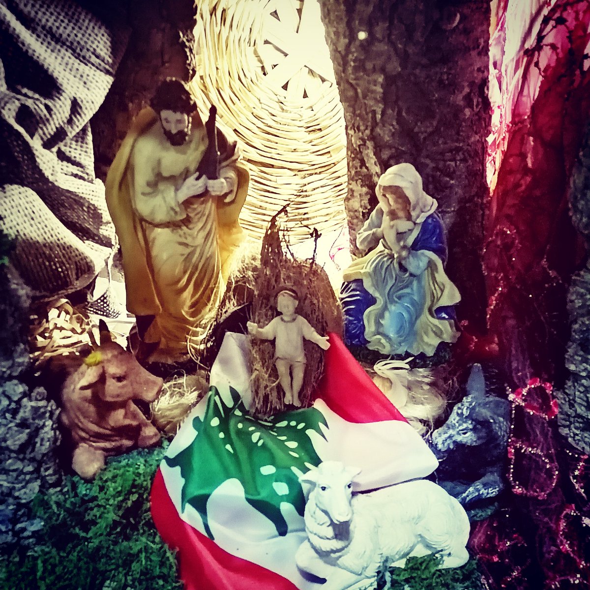 PadreSAAB's tweet photo. ميلاد الرب... ميلاد #لبنان
علمُنا 🇱🇧 مذودك وعالمنا هو منك ولك يا #رب_السلام، فكن لوطننا رجاءه وميلاده الجديد... كلنا #ثقة بك وحدك. 
فازرع سلامك في قلوبنا والضمائر كي نسمع الصوت من مهدنا حتى اللقاء بك :"طوبى لفاعلي السلام ولأنقياء القلوب  فإن لهم ملكوت السماوات" 
#لبنان__ينتفض https://t.co/NiRTy6ECNK