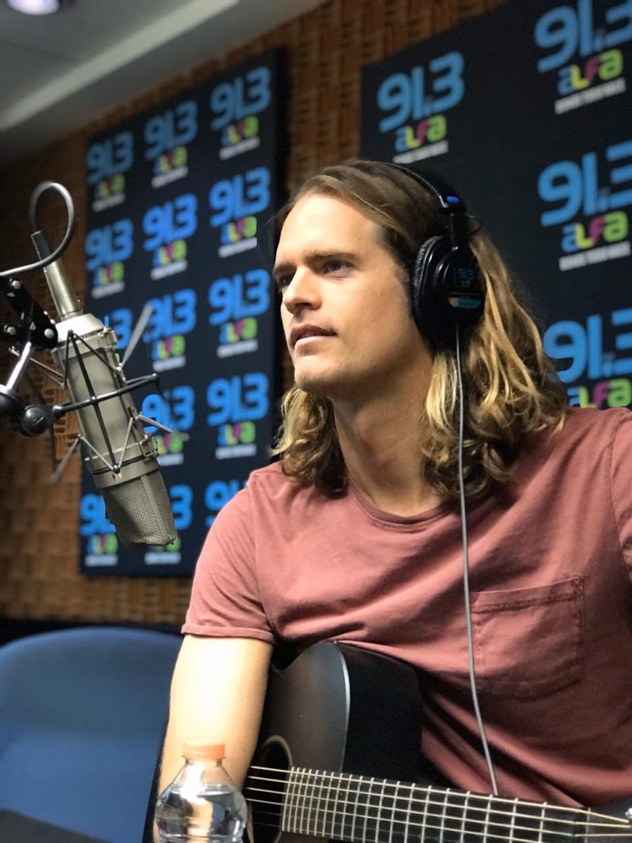 aesquinca's tweet photo. .@KONGOS ahora en cabina 📻🎙💥, otro #AlfaArtista que será parte del #ImpulsoAlfaEnVivo2019 y con un enorme talento. No dejen de escuchar @alfa913fm para ganar LOS ÚLTIMOS BOLETOS 🎫. Mañana 3 diciembre, @ArenaCdMexico. ❗️IMPERDIBLE❗️🎸🎹 https://t.co/PnIjT2Vi27