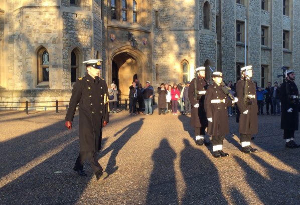 pipandrob's tweet photo. Great to see the Royal Navy acting as Guard at the Tower of London. ⚓️ Looking smart as always. #RNguard @RoyalNavy @TowerOfLondon #changingoftheguard https://t.co/odETPCKOrc
