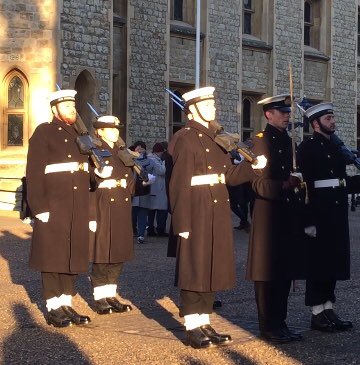 pipandrob's tweet photo. Great to see the Royal Navy acting as Guard at the Tower of London. ⚓️ Looking smart as always. #RNguard @RoyalNavy @TowerOfLondon #changingoftheguard https://t.co/odETPCKOrc