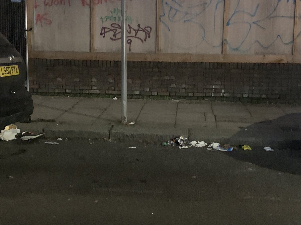 profKayW's tweet photo. Dear @BrentCustServ, do you think you could compel your contractor to actually clean #Kilburn streets? #DyneRd is constantly filthy, pavements & gutters are heaving with litter and fly tipping from KilburnHighRd to Stewart James House. Reporting on app is not a solution https://t.co/83eRmaOzr3