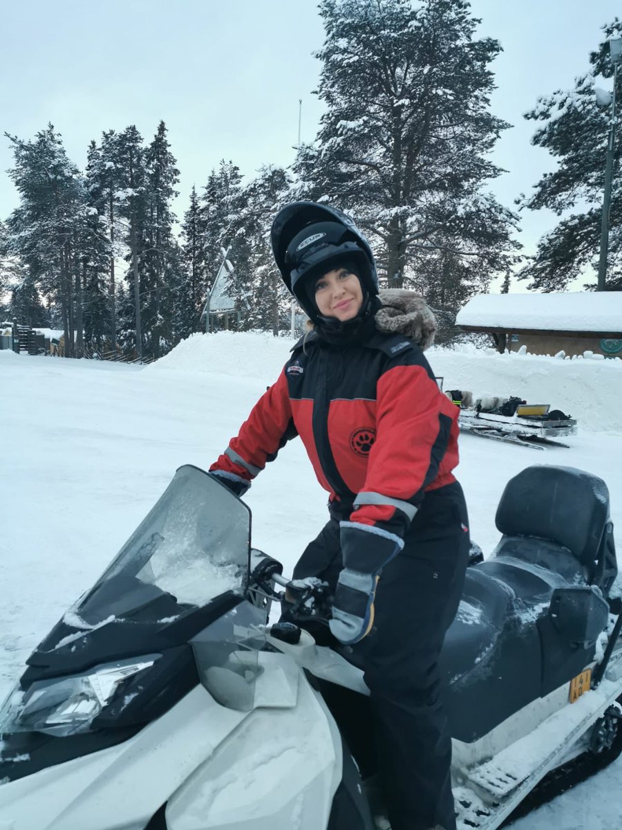 Josiestweet's tweet image. Still on the hunt for Santa with @itvwin @thismorning it’s been....VERY eventful indeedy 😂😂😂 with @HarrinivaHS