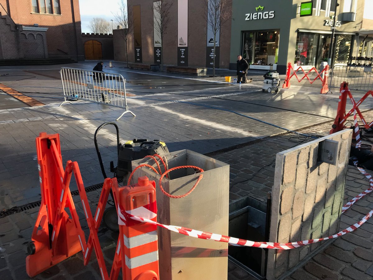 Herinrichting binnenstad #Hoogeveen, fase 2, dag 9: Vandaag is het waterkunstwerk uitgeschakeld en in de winterstand gebracht. De fontein is leegepompt en gereinigd. Er zijn deksels op de spuitstukken geplaatst om vorstschade te voorkomen.