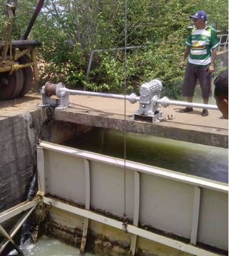 EsrrgV's tweet photo. #RiegoNoticias #ProducirEsVencer Continua rehabilitación del Sistema de Riego Rìo Guàrico para darle inicio al próximo Ciclo de Siembra Norte-Verano 2.019-2.020🌾💦💦 En el canal B3-D de los Lecheritos III y IV de la mano de los productores de la zona. https://t.co/wLHlIIiuAb