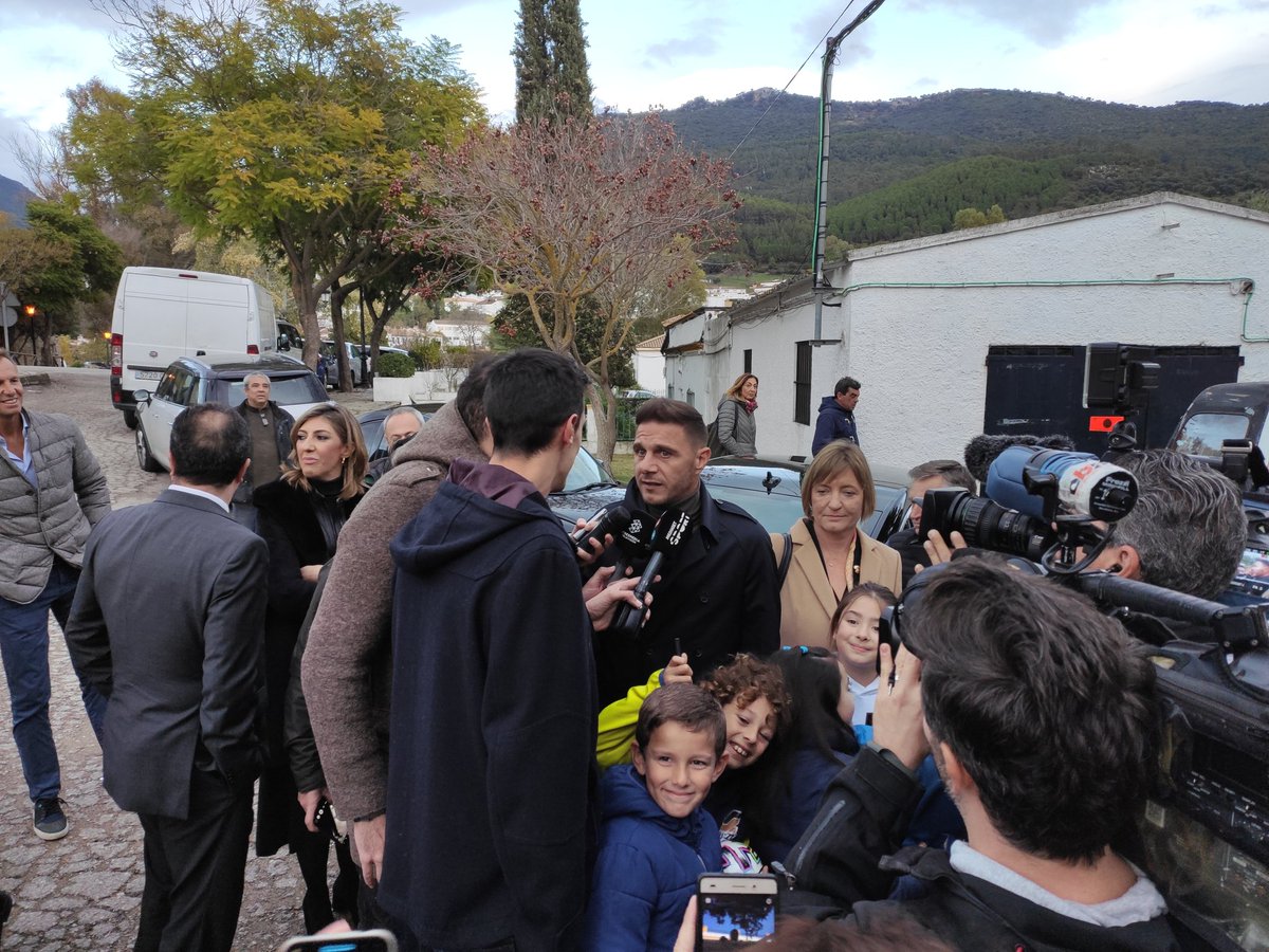 RocioFernescu's tweet photo. 🏔️ La #SierradeCádiz cuna de talento para el fútbol ⚽. Hoy en El Bosque presentamos con @joaquinarte @Juzzt_Sierra dónde los niñ@s tienen la oportunidad de llegar a lo más alto sin renunciar a su hogar con la colaboración de @FundlaCaixa y @Cajasol https://t.co/jew9aWI7i4