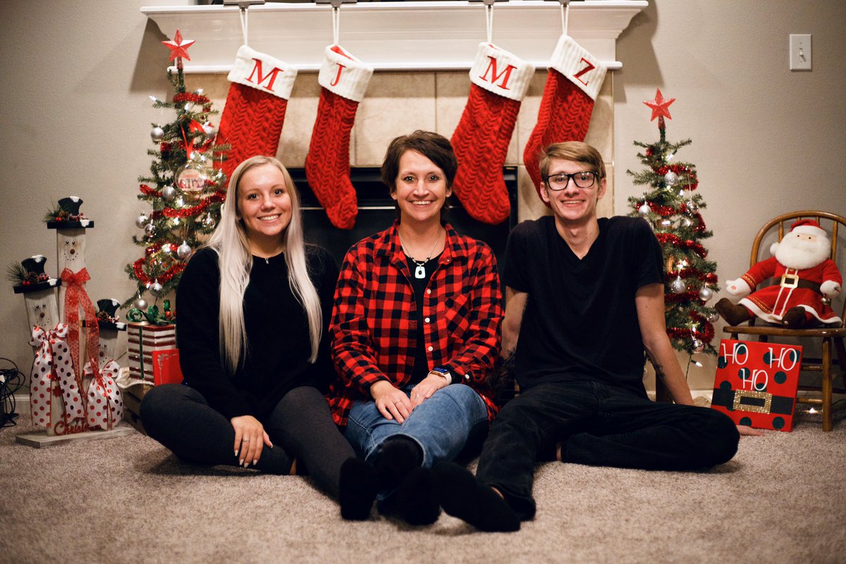 jenlmckee74's tweet photo. Family Christmas pictures were a success! https://t.co/kegKMaNbgo