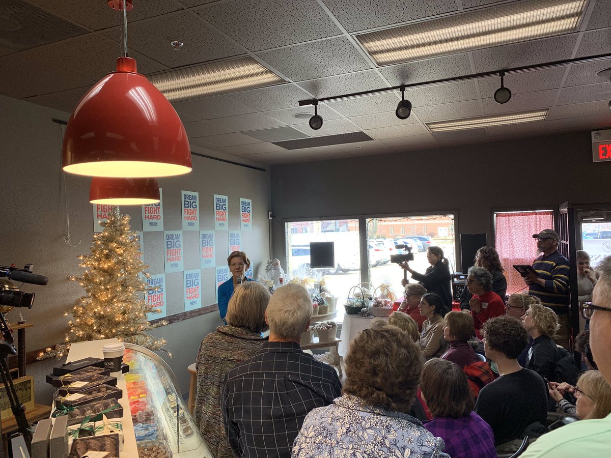 lesliecarpent15's tweet photo. @scottmicro666 & I were able to give @SenWarren #SnickerdoodlesForHope to thank her for having her national policy person talk with me last week to begin working on a Mental Health Plan to help 11.6 Million people living with serious brain disorder like Schizophrenia. #Treatment https://t.co/XuI61E1bfQ