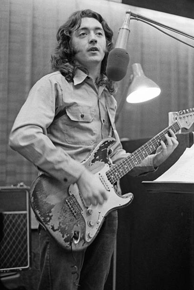 Rory Gallagher no Twitter: "#otd in 1972 photographer Michael Putland visited Rory at Marquee Studios while recording the 'Blueprint' album. Michael sadly passed away last month, he and Rory were very close,