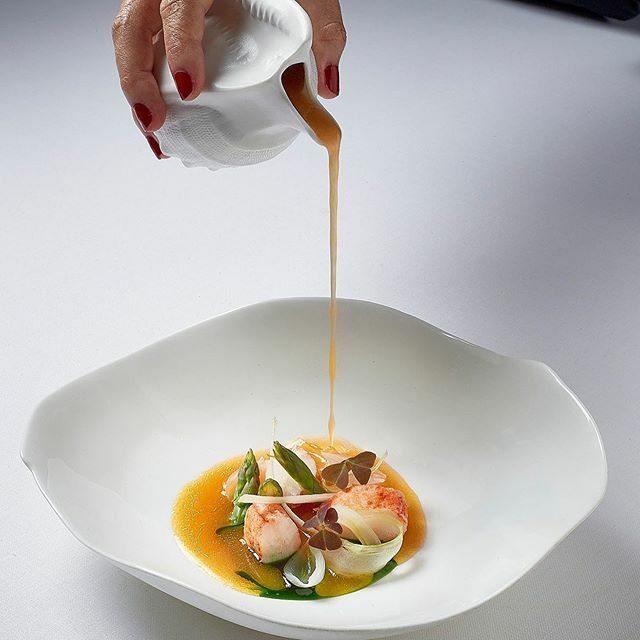 “Salpicón de bogavante” En la jarra, el poso de la piriñaca o picadillo, en el plato, bogavante, espárrago verde, espárrago blanco e hinojo... #france #andalucia ift.tt/2OH5r7t