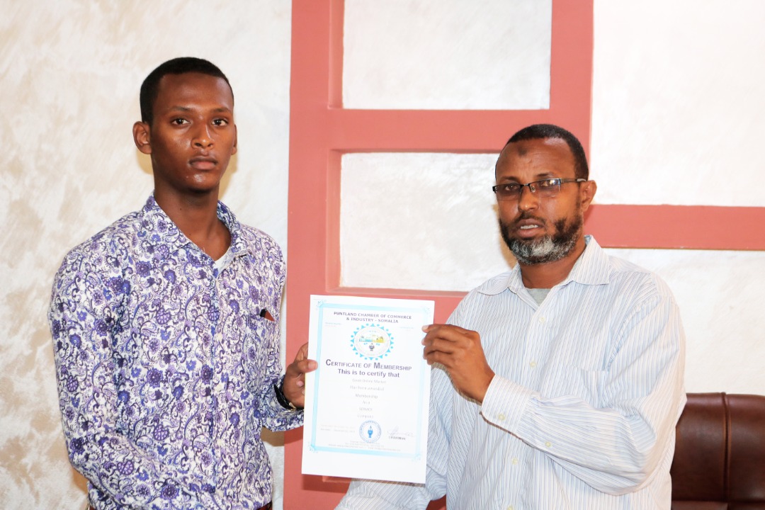 Mohamed Abdi Waberi, the vice chairman of Puntland Chamber of Commerce today presented recognition and membership certificates to young Entrepreneurs and Startups who were finalists on the Somali Tech Summit 2019 in Bosaso.