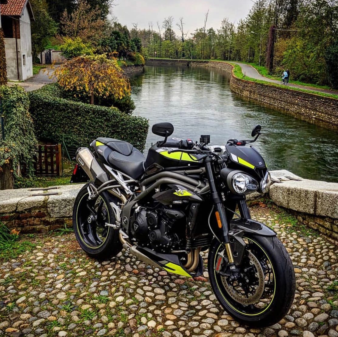 TeamRobertsLtd's tweet photo. A Speed Triple Rs at lake como
#triumphfansfrance #tff #triumphfans #speedtriple #speedtriplers #speedtripler #triumphspeedtriple #lacdecome #nakedbike https://t.co/RoDRBxcUZU