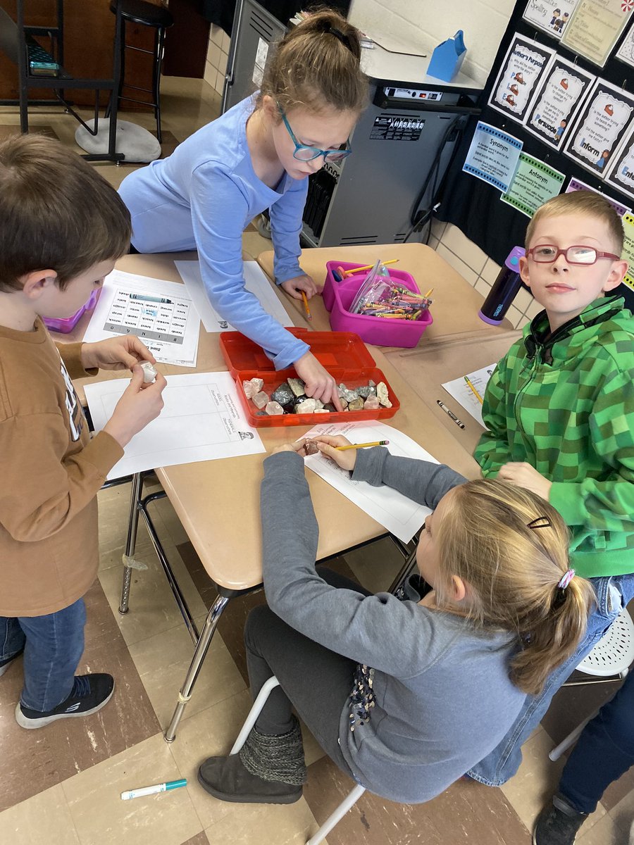 mrsperretta_'s tweet photo. Starting our rocks and minerals unit with some observations! https://t.co/pRko34IydQ