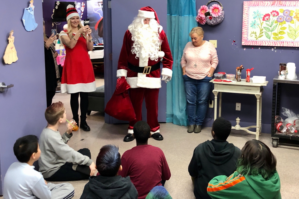 SherwoodFord's tweet photo. Santa had a great time visiting Fun Cuts For Kids Sherwood Park and spreading some Christmas Joy! THANK YOU to the @EdmKinettes volunteers and amazing staff at Beaners for making a memorable Christmas Makeover for the grade 6 students from Norwood Elementary School. #cutsforkids https://t.co/acHjVESi6l