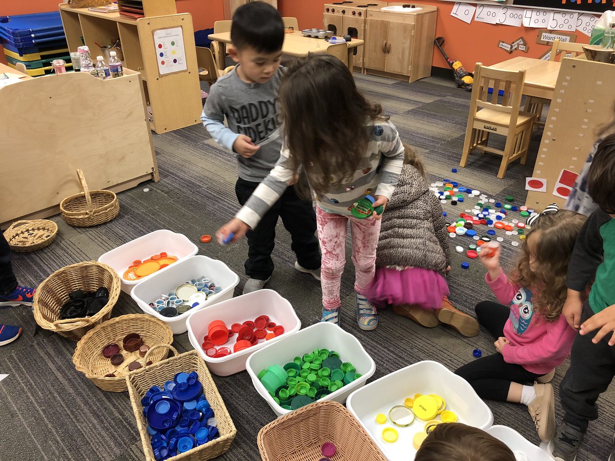 SacevedoMVPS's tweet image. Sorting lids by color to use for an art project inspired by photos from the High Museum!  #mvlittles #colorproject