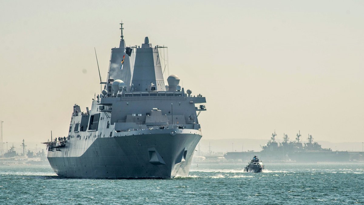 12月1日、ドック型輸送揚陸艦ニューオーリンズが前方配備先である米