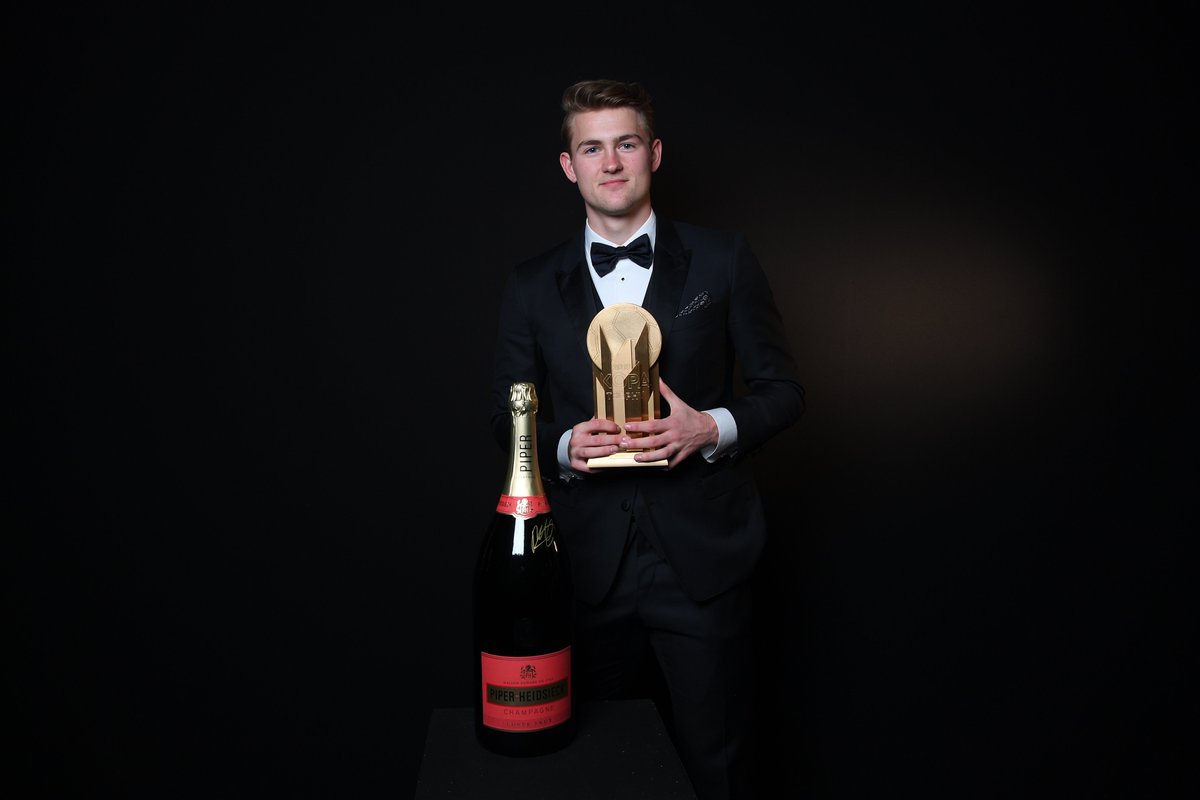 ✍️✍️✍️ Matthijs de Ligt the new #kopatrophy winner! #ballondor