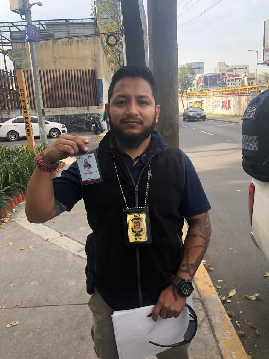 AnonymousCDMX1's tweet photo. El dueño del vehículo nos hace llegar la foto después de a ver pagado $2000 pesos de corralon  en Lomas de sotelo están esperando se paren este par de angelitos!! Para cobrarlos!! Así que @vromog  y @LicMira  y @abraham_borden mandenlos!! Para que paguen Ahí su auto chatarra https://t.co/RIgTqzZyT9