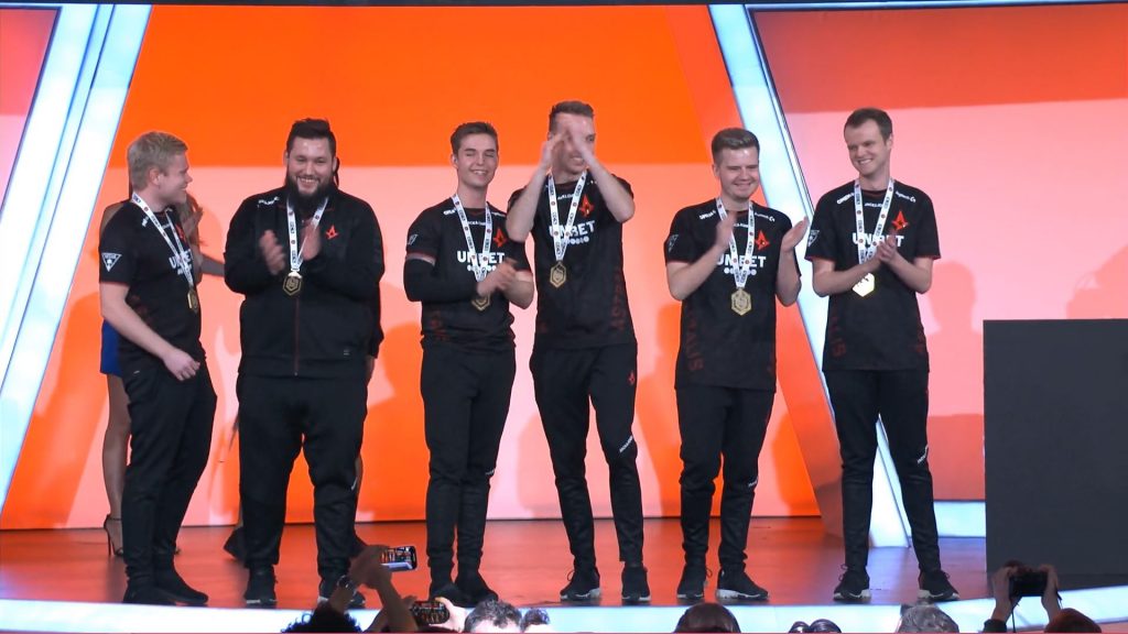 ESpot93342292's tweet photo. No passado domingo decorreu a final do Esport Championship Series Season 8 de CS:GO, onde os @astralisgg saíram vencedores.🏆
Todos os detalhes encontram-se no blog.
Link na bio📌

#espot #esports #csgo #ecs #Astralis https://t.co/02e5ivbfYW