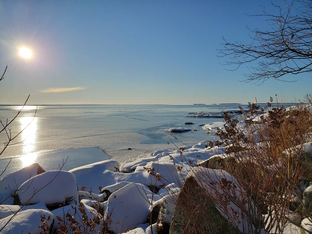 KatieHssm's tweet photo. Best place in the world for first semester reflection. Calm before the ice hut storm. #lakenipissing #northlife https://t.co/U1QuUj92aD