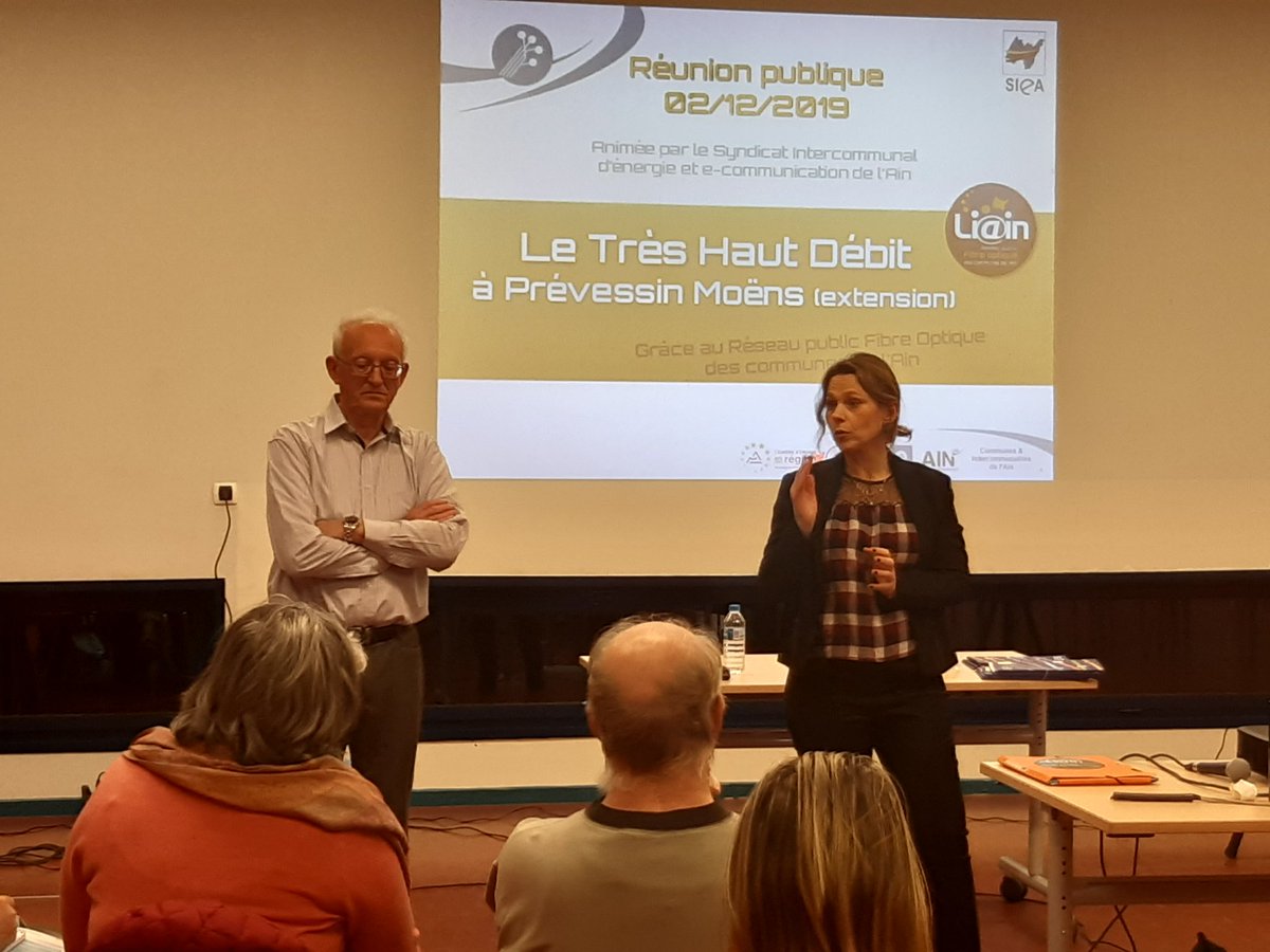 Liain01's tweet photo. #PrévessinMoëns 2ème réunion publique du @SIEA_01 pour annoncer l'éligibilité de 800 foyers supplémentaires et le calendrier de déploiement qui permettra de #fibrer 100% de la commune. Lancement des etudes et réalisation des travaux dès 2020!!! #lafibrepourtous https://t.co/Ly1XHbVbVM