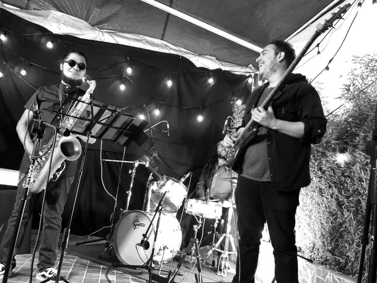 black_bop's tweet photo. Recuerden que este mes de Diciembre vamos a estar los días #Martes en @hosterialabota en el mismo horario 8PM ! 
Entonces los esperamos mañana con mucha buena musica!! 🎸🎷🥁🎹🎶 @LaChulaForoM https://t.co/CvO6T2DjR3