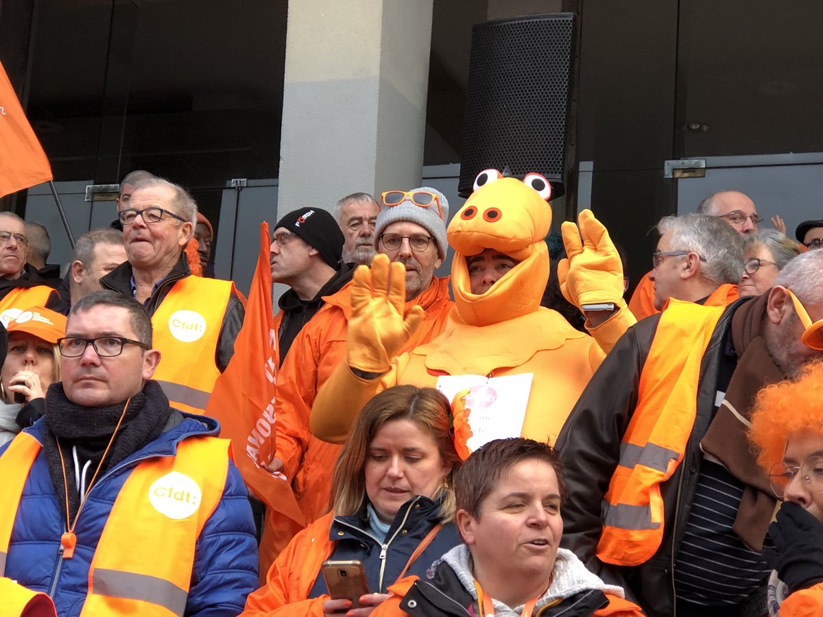 Manifestation contre la réforme des retraites. À Brest, Casimir a quitté L’île aux enfants pour soutenir les générations 1975 et plus. #reformedesretraites #manif17decembre #Brest