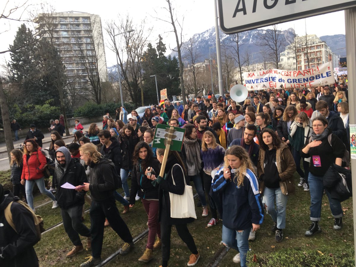 Les jeunes sont là, l’université, les postiers, la culture, les cheminots. Ambiance calme mais déterminée à #Grenoble #Retraites