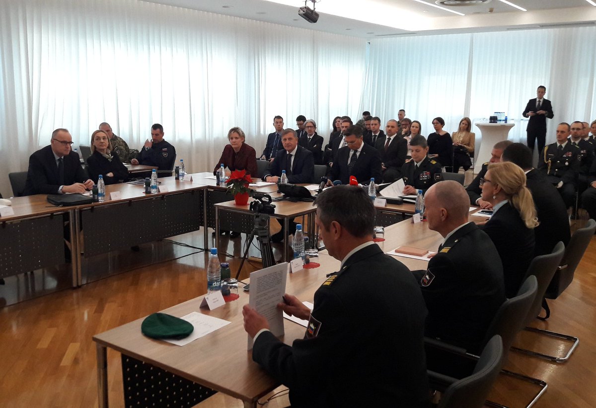 Poveljniki kontingentov <a href="/Slovenskavojska/">Slovenska vojska</a> v MOM poročajo PRS <a href="/BorutPahor/">Borut Pahor</a> o stanju na misijah. 🇸🇮 Trenutno v MOM deluje približno 340 pripadnic in pripadnikov SV. #WeAreNato #StrongerTogether