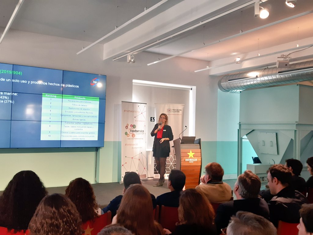 packcluster's tweet image. Aida Cierco, de @kpGroup_ , señala el contexto legislativo que afecta a los envases de plástico, en el marco de los objetivos europeos de sostenibilidad y economía circular de cara al futuro. 
#packagingfood #packaging